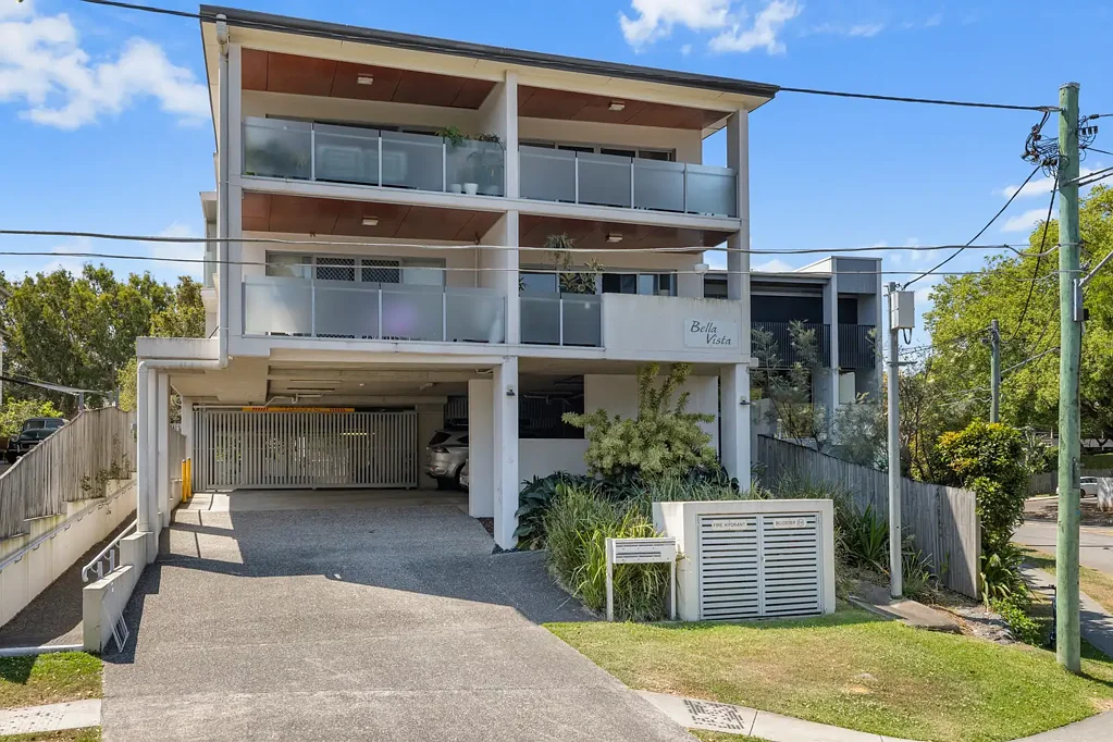 Freshly Updated Riverside Apartment – Unbeatable Location & Lifestyle