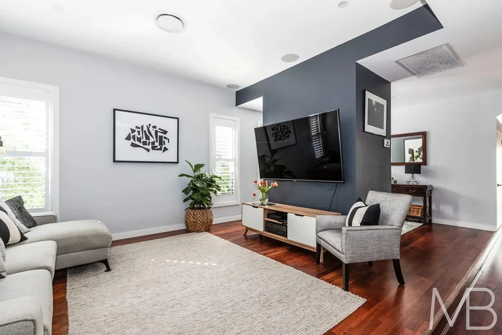VERSATILE FAMILY HOME WITH DUAL LIVING & ENTERTAINING SPACES