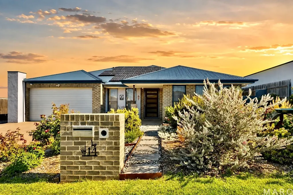 Murrumbateman 4房  Family Oasis - Poolside living - 1050 sqm block - Triple Garage