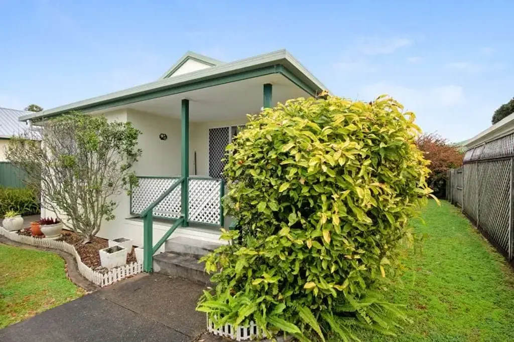 Coombabah 2房  Spacious 2 Bedroom Home in Living Gems Over 50's Resort - Well Loved and with Rear Yard