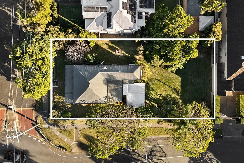 Ascot 3Phòng ngủ Colonial Charm and Prestigious Parkside Living on a 2 Lot Corner Parcel
