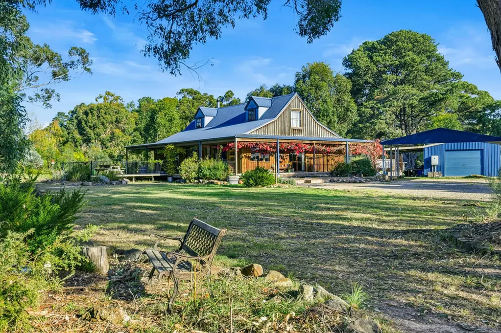 Enfield 3房  Acreage Living with Shedding & Established Gardens