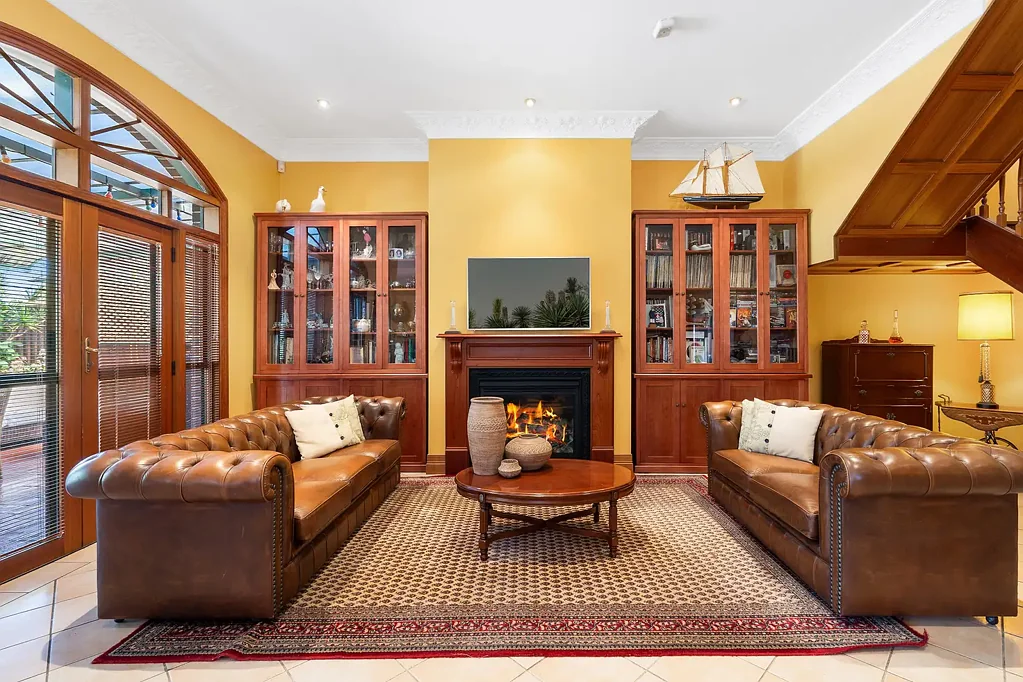 Bexley 5房 原始地板华丽吊顶 宽敞厨房玫瑰木柜 五卧四带柜 主卧步入衣帽 步行公园商圈 Classic Family Bungalow Blends Enduring Old World Charm With Modern Comfort