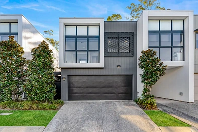 Mcdowall 4 Slaapkamer Beautiful 4 Bedroom Townhome - Double Garage + Exceptionally Convenient Location!