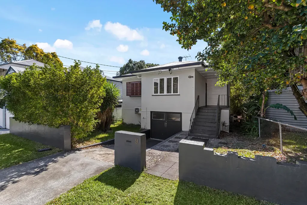 Paddington 4房 战后住宅改造潜力  内城区宁静死巷  步行生活便利  四卧两带柜  现代厨房电器  开放式起居用餐  抛光木地板  顶置露台后院  全围栏宠物友好  双联车库储物  著名学区位置 Post-War Gem in Prime Paddington Location