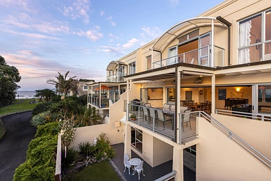 Orewa 4房  Waterfront living without the price tag!
