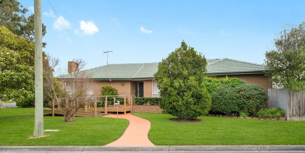 Mornington 3房 位于优越街角位置的宽敞单层住宅 Spacious Single-Level Living in a Prime Corner Position