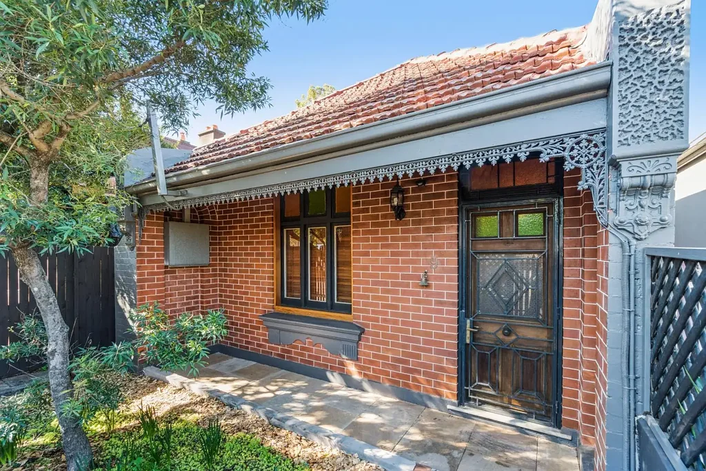 SUNNY AND SPACIOUS FREESTANDING COTTAGE