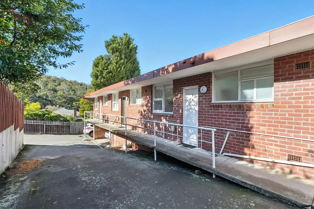 New Town 1 Bedroom Renovated unit – Ideal for first home buyers & astute investors