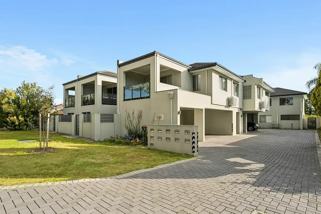 Cloverdale 2Phòng ngủ Top Floor with No Common Walls!