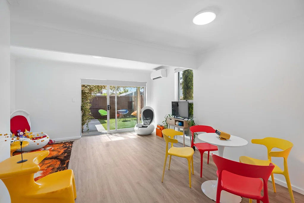 Richmond 2Kwarto The Clock's Ticking on This Groovy Pad