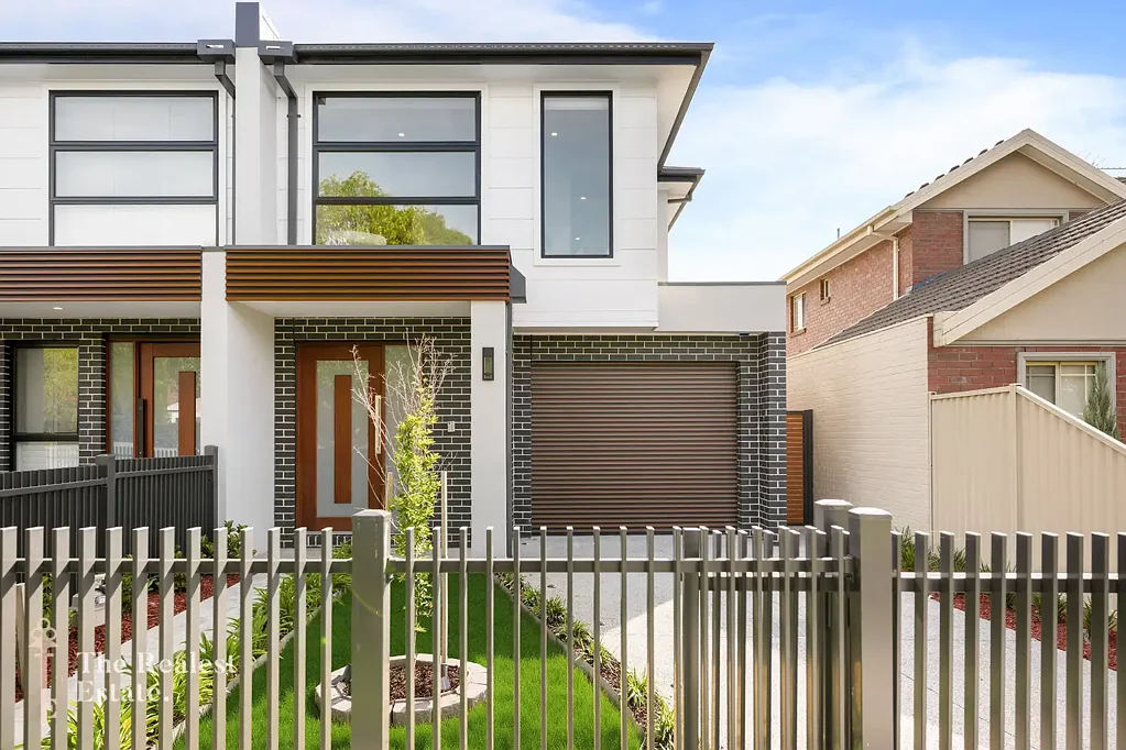 Pascoe Vale 3房 全新住宅 3卧2浴 2车位 太阳能回扣 宽敞后院 现代设计 优质装修 自然采光 开放式布局 邻近商店学校 公交便利 Charming Family Living with Space, Comfort & Convenience