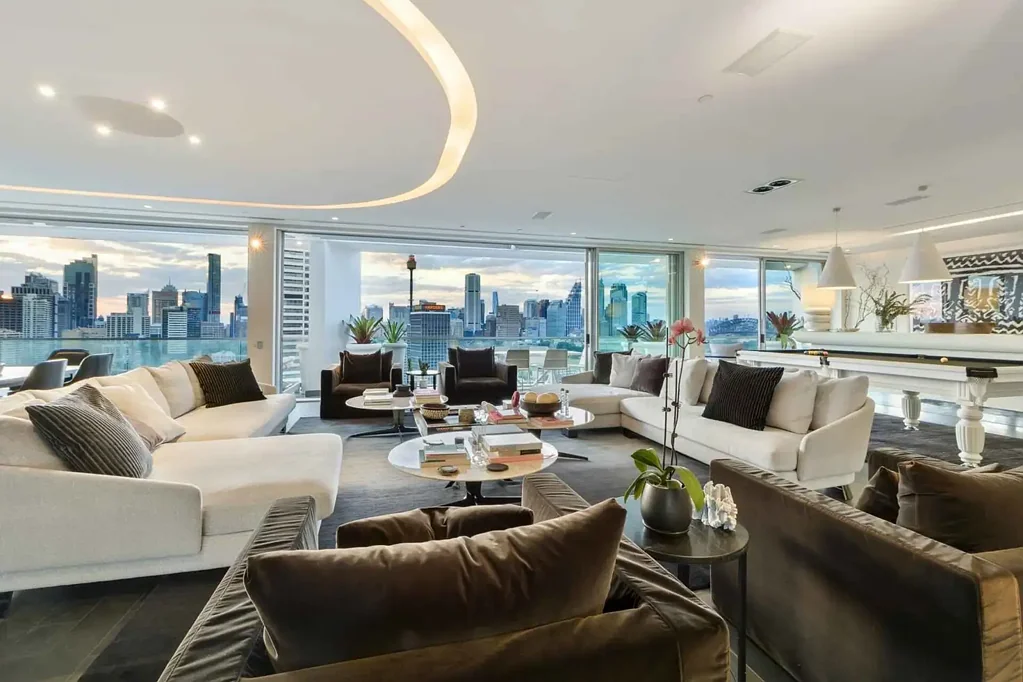 Sub-Penthouse in the Iconic Top of the Town Building with 360 degree views