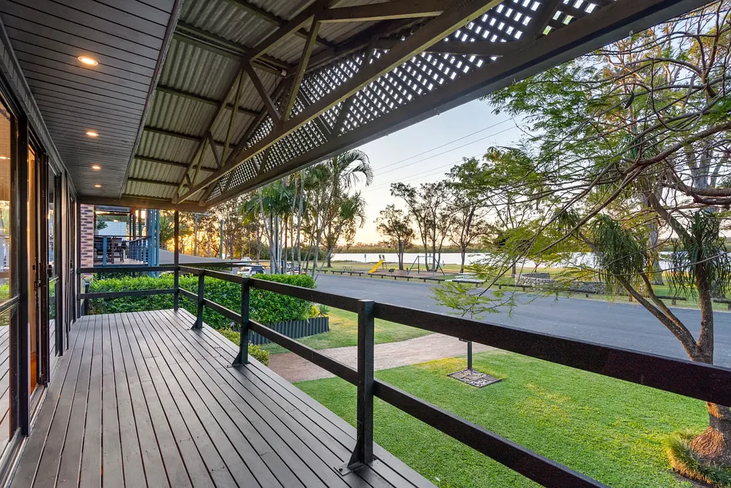 Coombabah 3Phòng ngủ A Rare Opportunity for Waterside Living