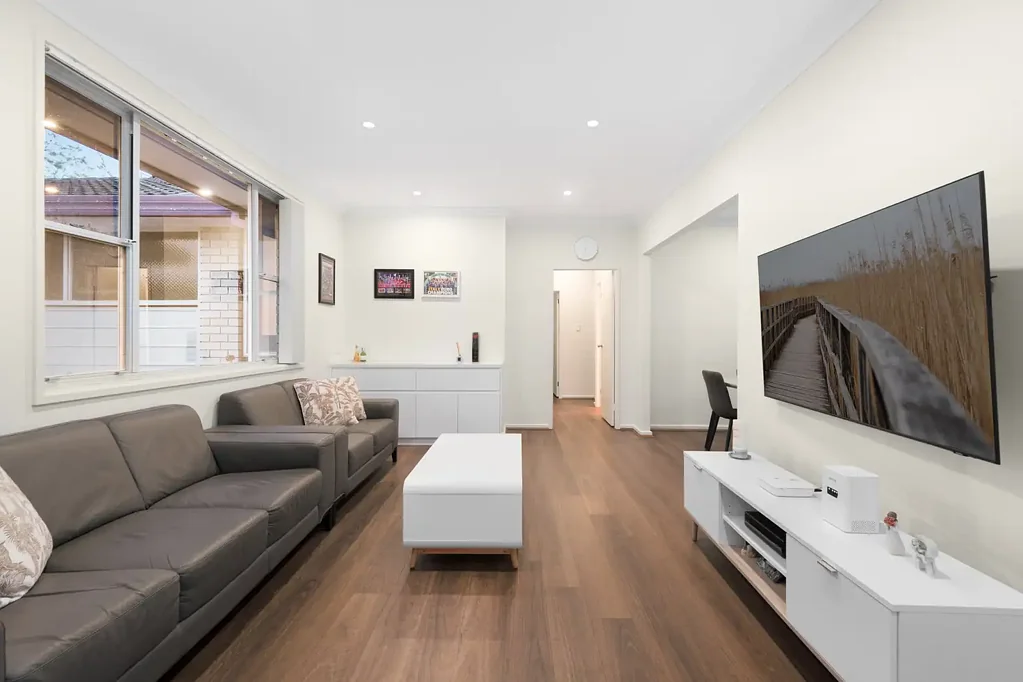 Bexley 3침실 Beautifully Updated Villa Offers Abundant Space for Indoor/Outdoor Living