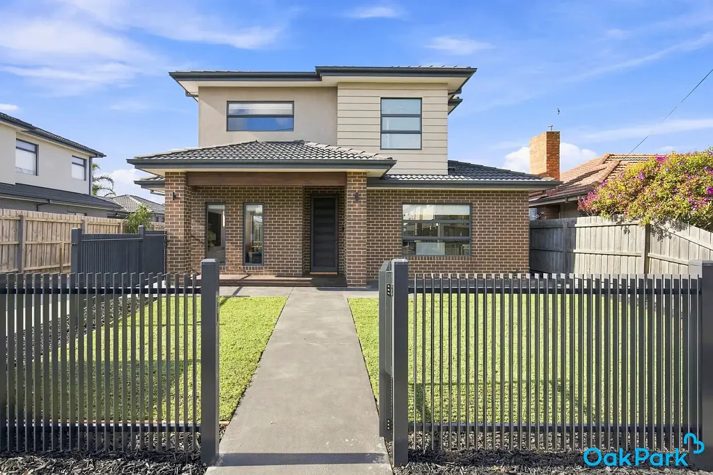 Glenroy 2ਬੈੱਡਰੂਮ 'Commanding Street Front Townhouse' - Private Sale By Negotiation