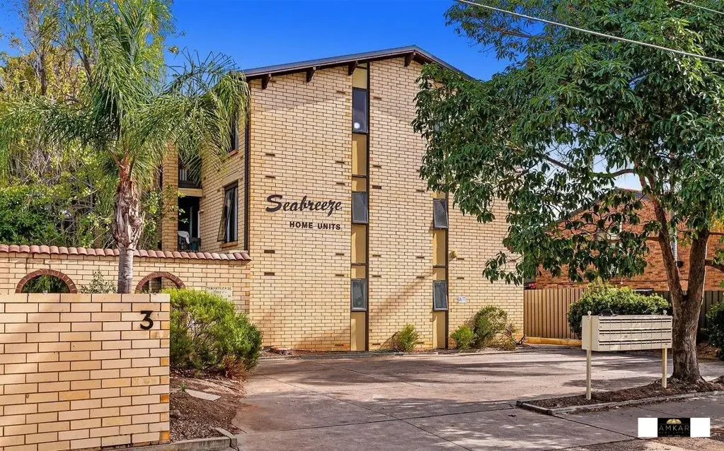 Stylish Coastal Retreat – Enjoy the perfect blend of beachside living and urban convenience.