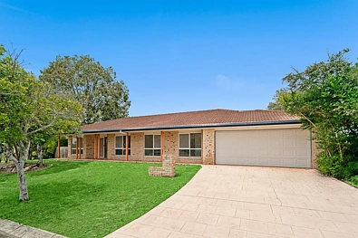 Parkinson 4Kwarto North south facing, spacious solid family home within walking distances to schools, shopping centre, buses and parklands!