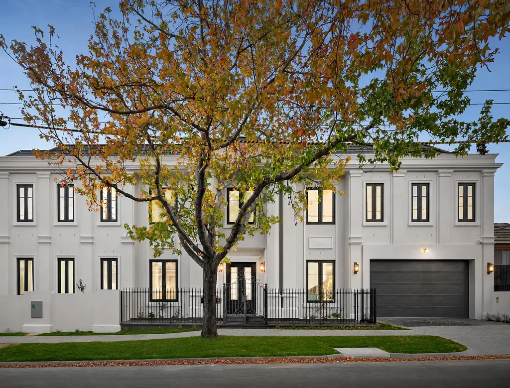 Balwyn North 5房 精英标准奢华比例 顶级装修 五卧五卫 朝北双层高空间 大理石壁炉 星光天花板家庭影院 高端电器 双层玻璃窗 水暖系统 太阳能发电 步行便利 A masterclass in architectural luxury