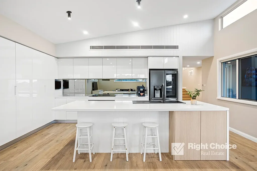 Lake Illawarra 5 Bedroom Beautifully Renovated Family Entertainer