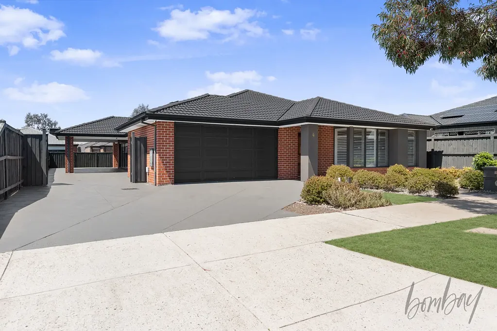 Mickleham 4房 宽敞611m²地块 四室两卫设计 阳光充足 开放式布局 双车位车库 户外休闲区 家庭友好氛围 HOPE YOU LIKE ENTERTAINING. THIS PLACE IS MADE FOR IT.