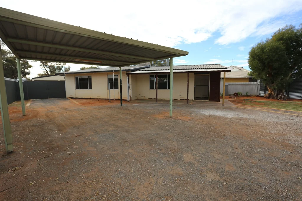 Kambalda West 3कमरा Solid Three-Bedroom Home with Double Garage and Entertaining Space!