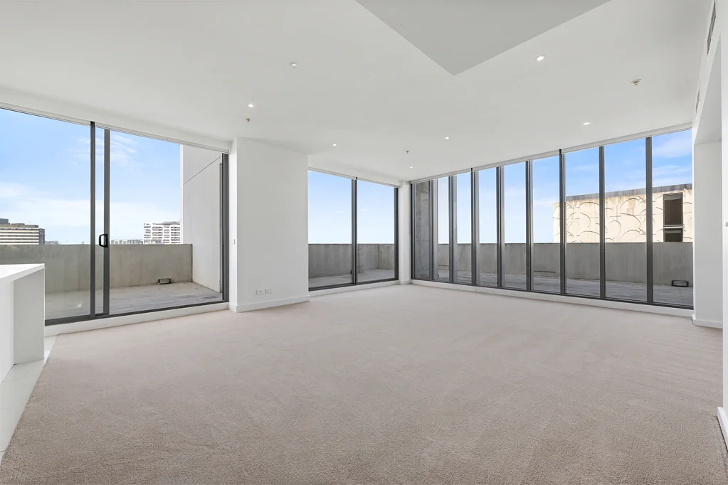 Penthouse Living in Southbank - 3 Bedroom + Study