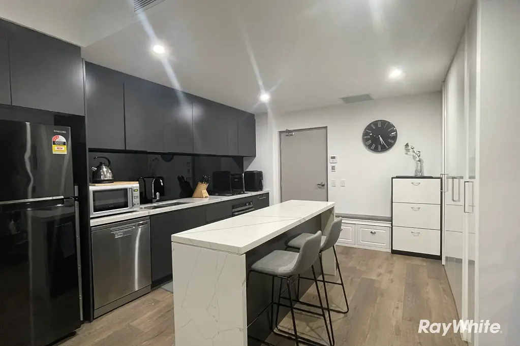 Modern Two Bedroom Apartment In Prime Location!!