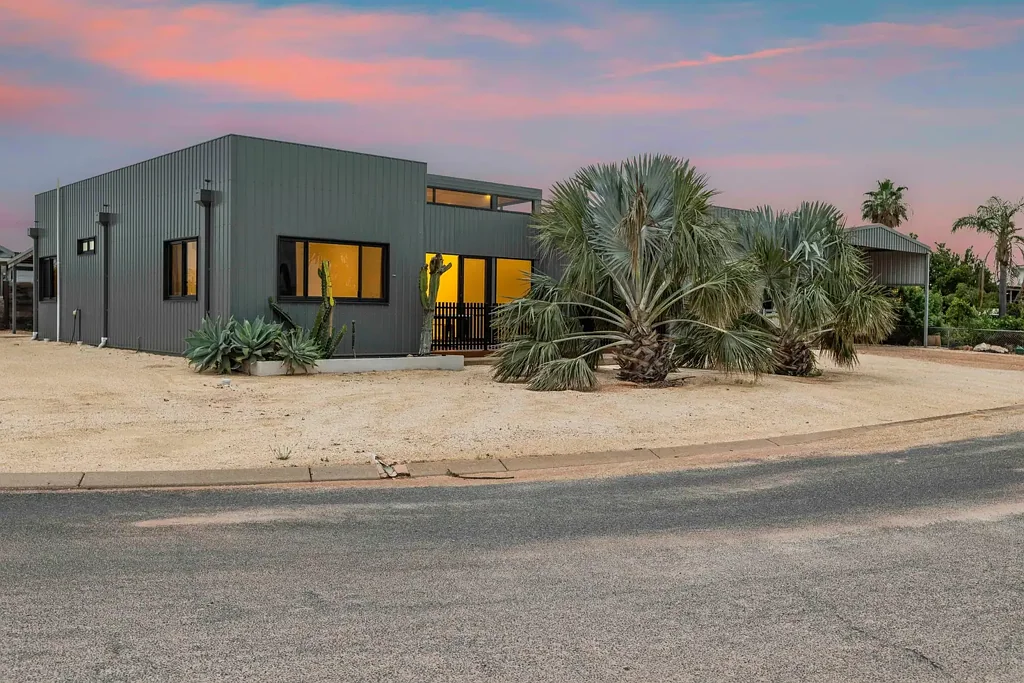 Exmouth 4房  Elevated Family Sanctuary with Bushland Views, Pool & Massive Shed