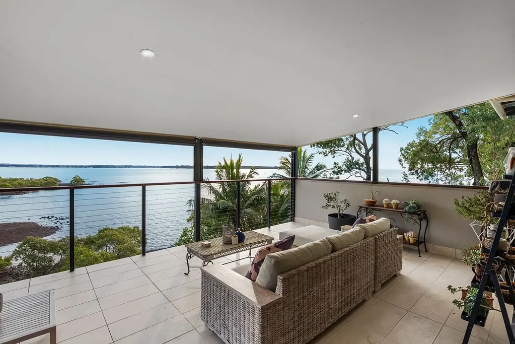 Macleay Island 4房 滨水视野极佳 私密电动门 奢华海岸生活 开放式全景空间 双车位车库 私人沙滩通道 岛屿宁静都市便利用心诠释美好生活 Coastal Luxury Meets Island Serenity — A Rare Waterfront Masterpiece on Macleay Island