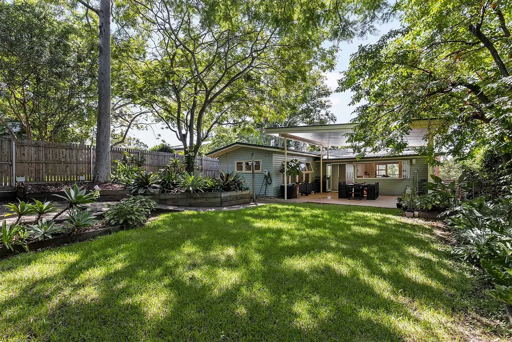 SPACIOUS HOME IN LEAFY INDOOROOPILLY STREETS!