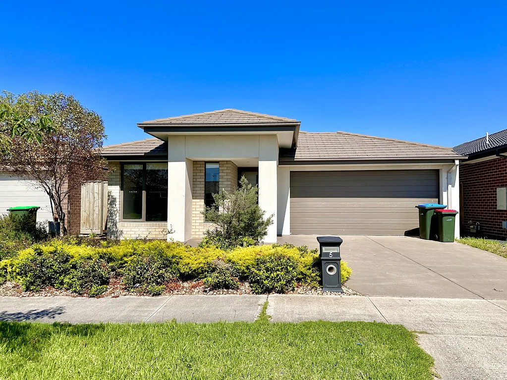 Light-filled Spacious 4 Bedroom House in Wyndham Vale