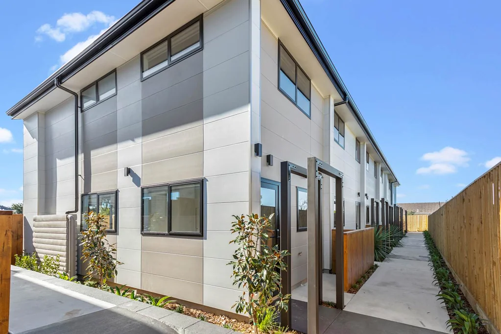 Te Atatu South 2房 双层阳光联排别墅！电动汽车充电桩+家电齐全，坐拥城市景观，奢华生活触手可及！ Luxury Living Over Two Sun-Filled Levels