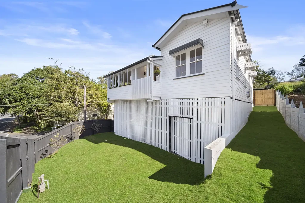 Toowong 3Zimmer Recently Renovated Low Maintenance Character Home