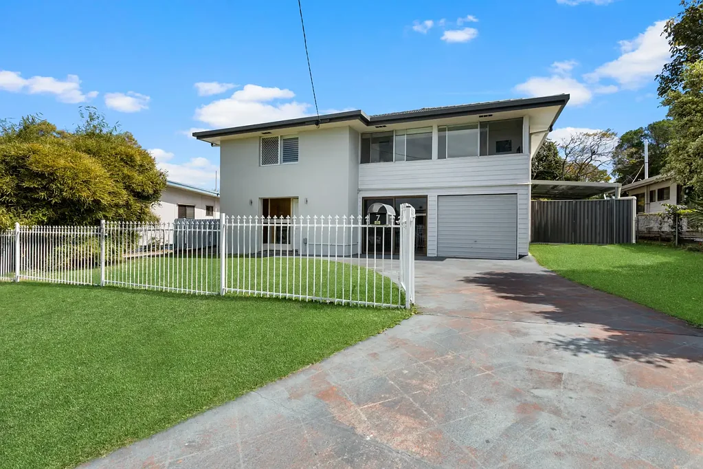 Deception Bay 3कमरा Coastal Living with a Pool & Dual Living Potential