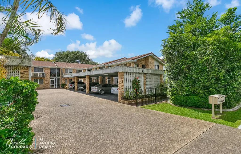 Caboolture 2房 装修精美两居室 新升级厨房 宽敞客厅空调制冷 私人阳台树梢景 两卧带柜 独立淋浴浴缸 车棚安全纱窗 步行医院车站 Woolworths LOW BODY CORP FEES IN SMALL COMPLEX - CENTRAL LOCATION - NO NEED FOR A CAR