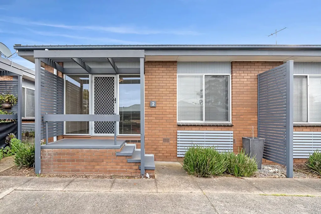 East Geelong 1房  Stroll to the local shops! Only 4 units in block!
