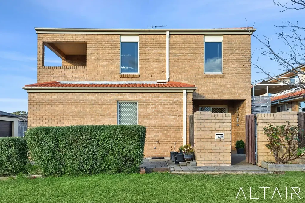 Gungahlin 1ਬੈੱਡਰੂਮ Spacious One-Bedroom Plus Study Home with Lock-Up Garage.
