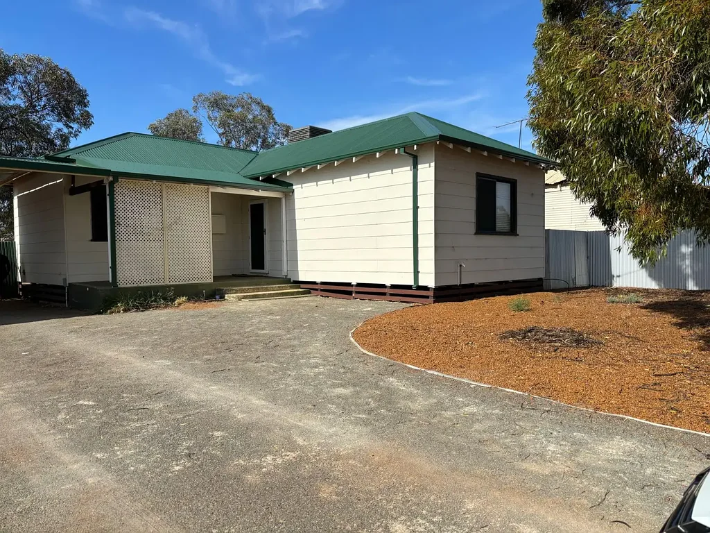 Coolgardie 2બેડરૂમ Charming Cottage on a Generous 1,012m² Block – Invest or Nest!