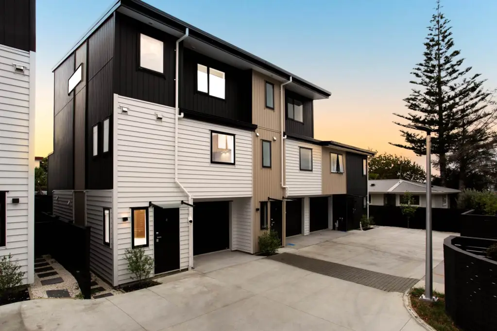 New Lynn 4房  Brand New with Granny Potential. New Lynn Central