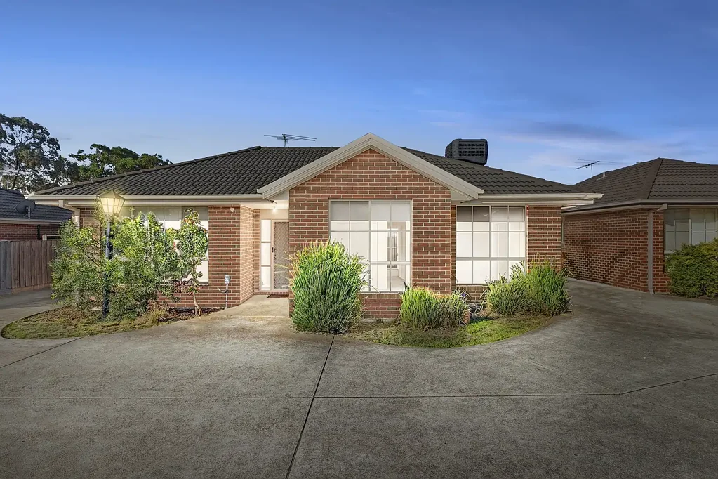 Werribee 3房 宽敞三居 中心地 近商圈 咖啡馆 火车站 全新地毯 开放厨房 主卧套间 独立洗衣房 车库储物 Spacious 3 bedrooms