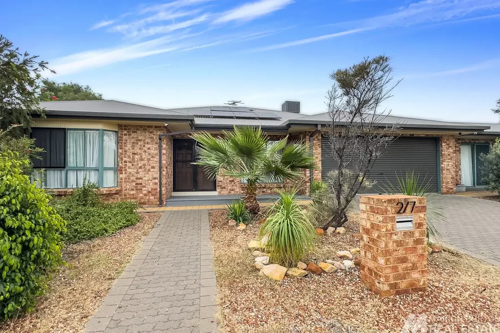 Larapinta 6침실 Modern Family Living with Exceptional Space, Flexibility and Views