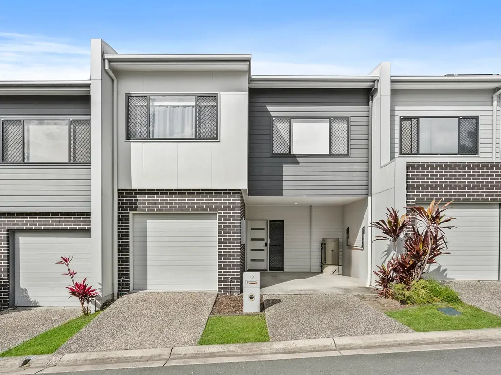 Coomera 4 Bedroom MODERN LOW-MAINTENANCE LIVING - 2020 BUILT CONTEMPORARY HOME