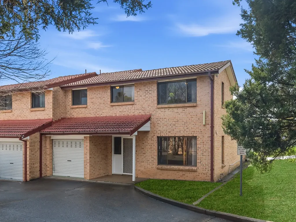 Campbelltown 2 Slaapkamer Spacious Townhouse with Potential in a Convenient Campbelltown Setting
