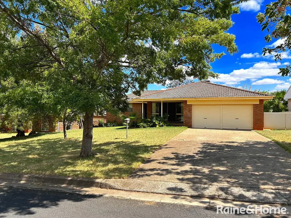 4 Normoyle Crescent, Young, NSW 2594