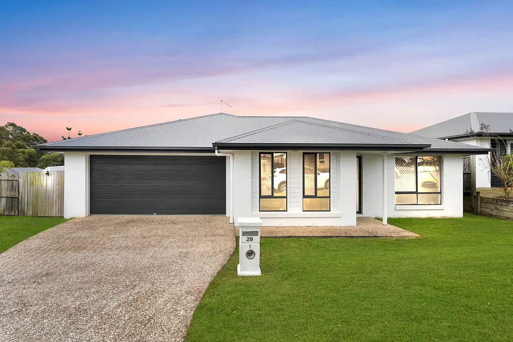 Redbank Plains 3chambre Modern Comfort with Easy Side Access