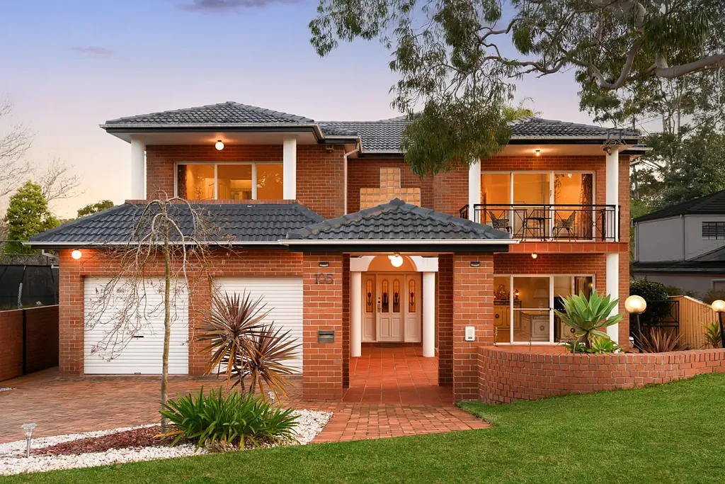 East Lindfield 5બેડરૂમ Grand Full-Brick Family Entertainer with Pool, Spa and District Views