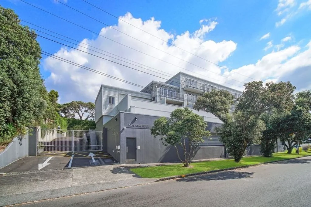 2 bedrooms, 2 carparks, plus water included!