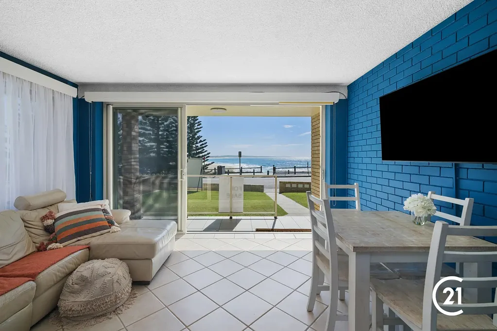 The Entrance 2Kwarto Immaculately Presented Ocean-Facing Unit with Outstanding Views