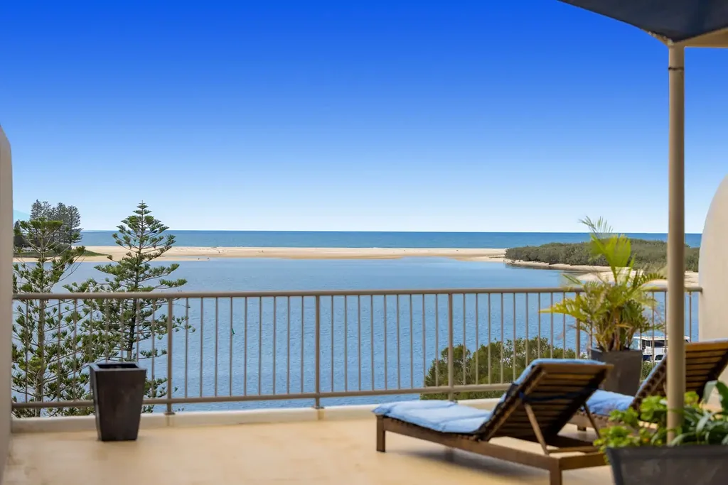 Golden Beach 2ห้องนอน Absolute Waterfront with amazing views and Rooftop Terrace